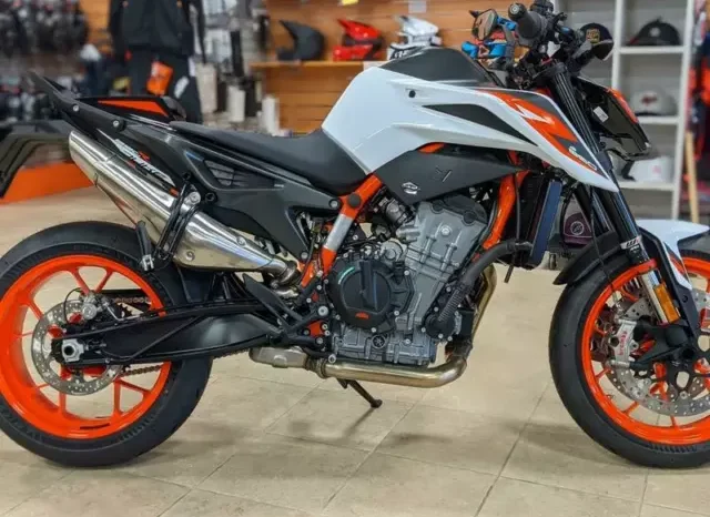 2021 KTM 890 Duke R