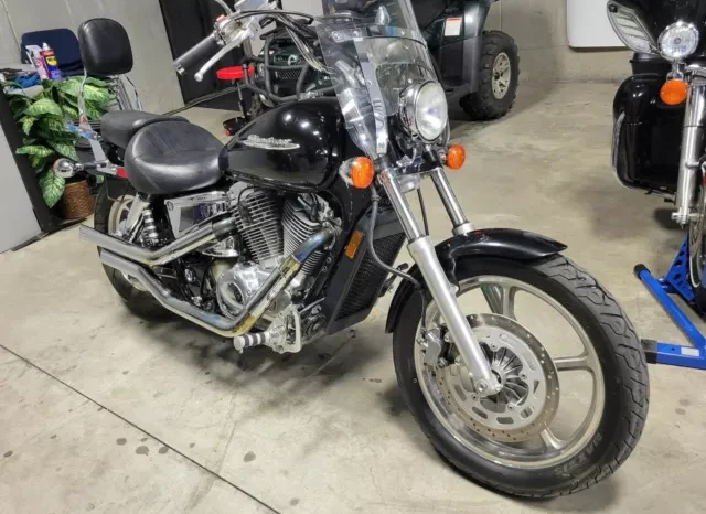 
								2003 Honda VT1100 Shadow full									