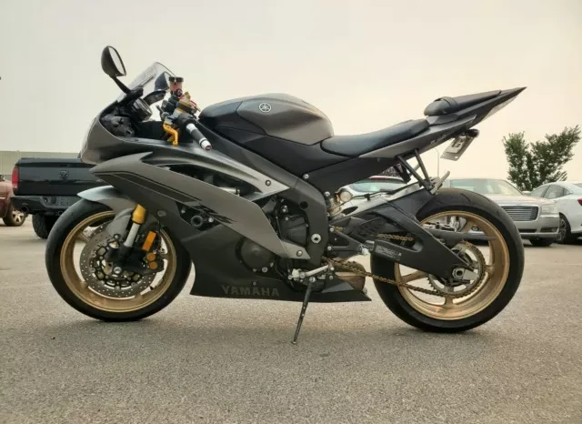 
								2014 Yamaha YZF-R6 full									