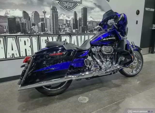 
								2017 Harley-Davidson CVO Street Glide 114 (FLHXSE) full									