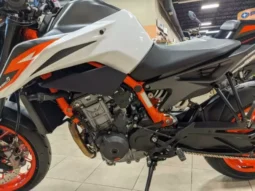 
										2021 KTM 890 Duke R full									