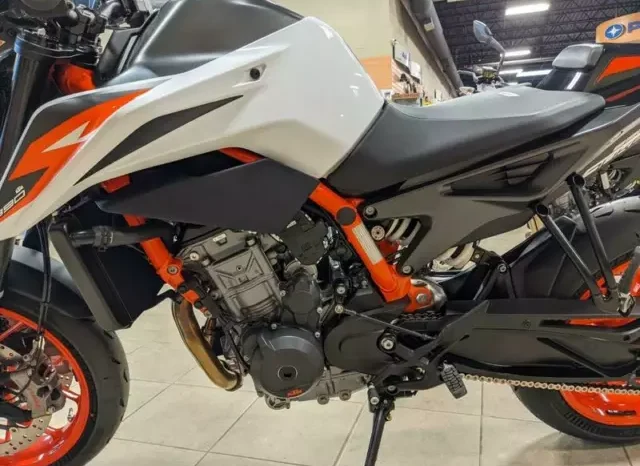 
								2021 KTM 890 Duke R full									