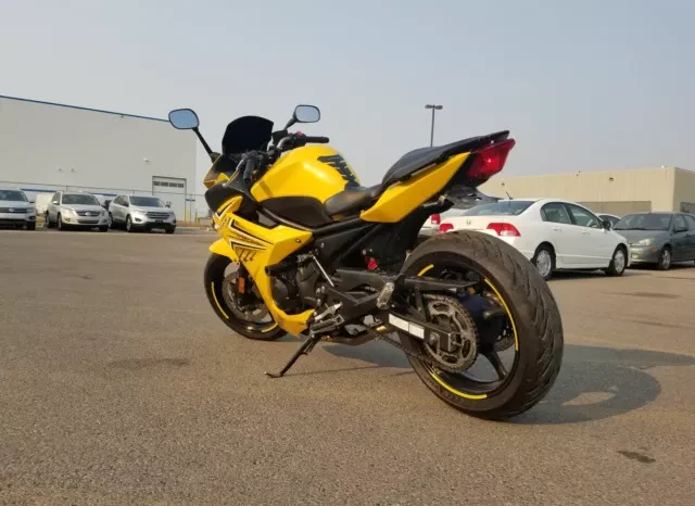 
								2009 Yamaha FZ6R full									