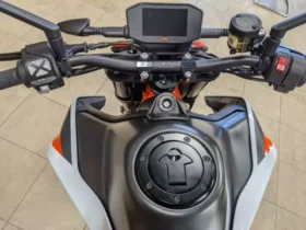 2021 KTM 890 Duke R