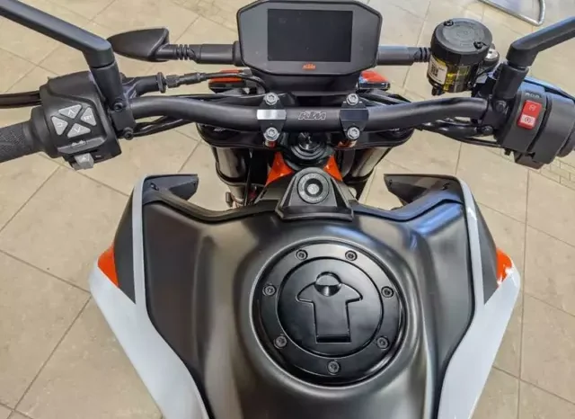 
								2021 KTM 890 Duke R full									